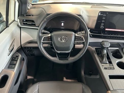 Used 2022 Toyota Sienna XSE image 3