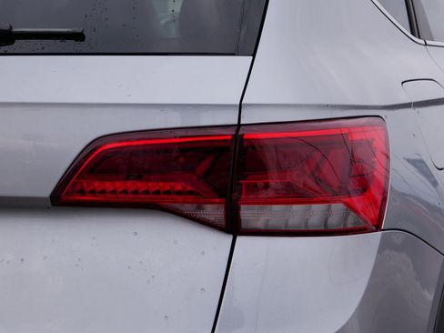 Used 2024 Volkswagen Taos SE w/ Panoramic Sunroof Package image 17