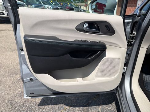 Used 2021 Chrysler Pacifica Touring-L FWD image 12
