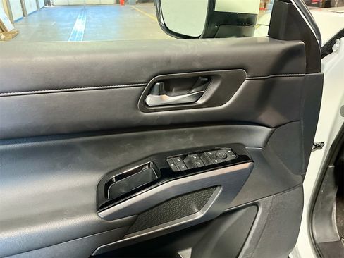 Used 2023 Nissan Pathfinder SL image 18