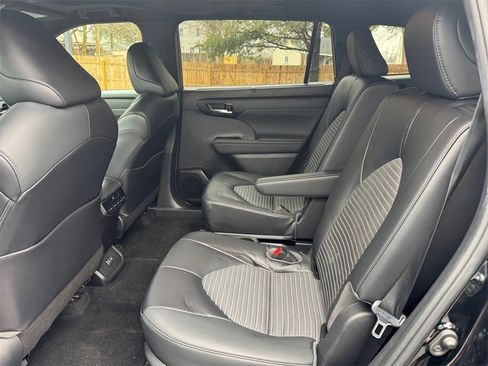 Used 2023 Toyota Highlander XSE image 18