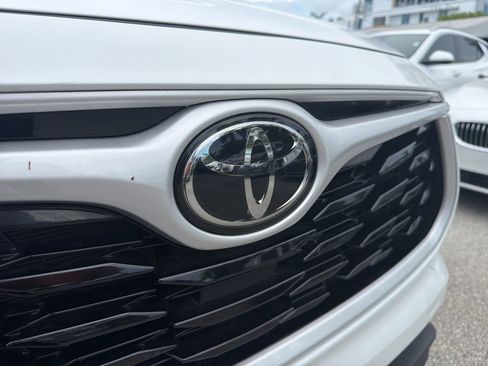 Used 2024 Toyota Highlander XLE FWD image 8