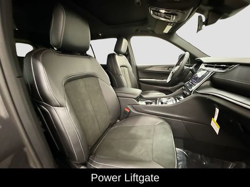 New 2025 Jeep Grand Cherokee Altitude image 14