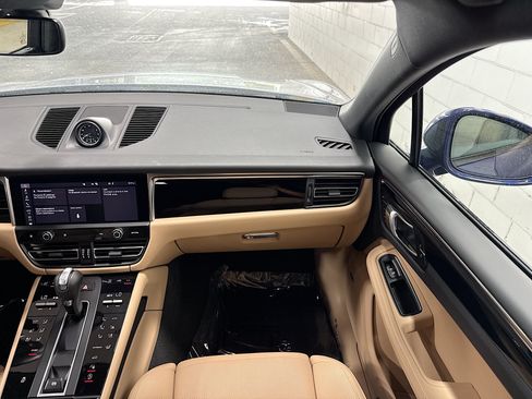 Certified 2026 Porsche Macan AWD/4WD image 18