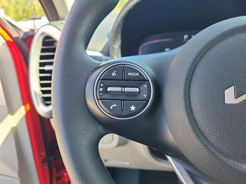 Used 2025 Kia Soul LX w/ LX Technology Package FWD image 16