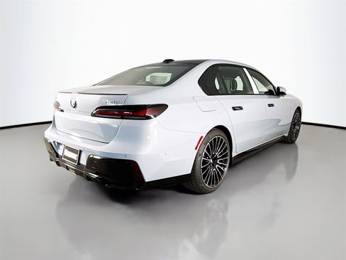 New 2026 BMW 750e xDrive image 7