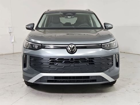 New 2025 Volkswagen Tiguan SE image 9