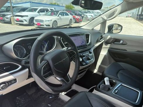Used 2024 Chrysler Pacifica Touring-L FWD image 20
