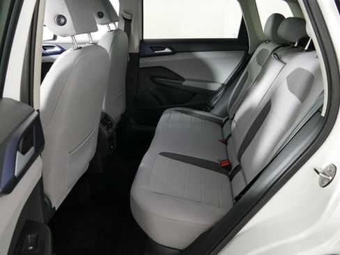 Used 2024 Volkswagen Taos SE w/ Panoramic Sunroof Package image 4