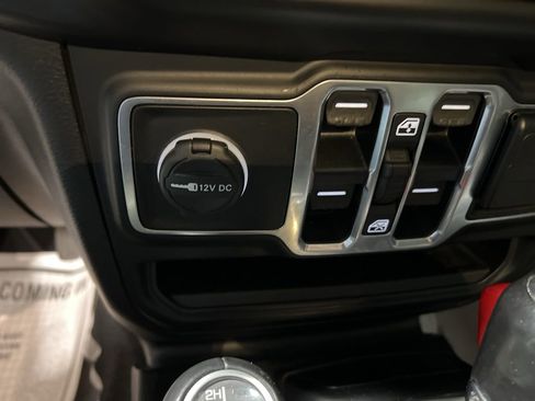 Used 2020 Jeep Wrangler Unlimited Sahara image 28