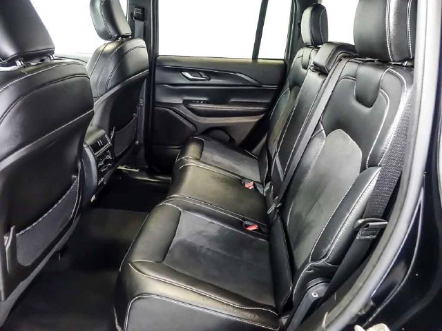 Used 2023 Jeep Grand Cherokee Altitude AWD/4WD image 15