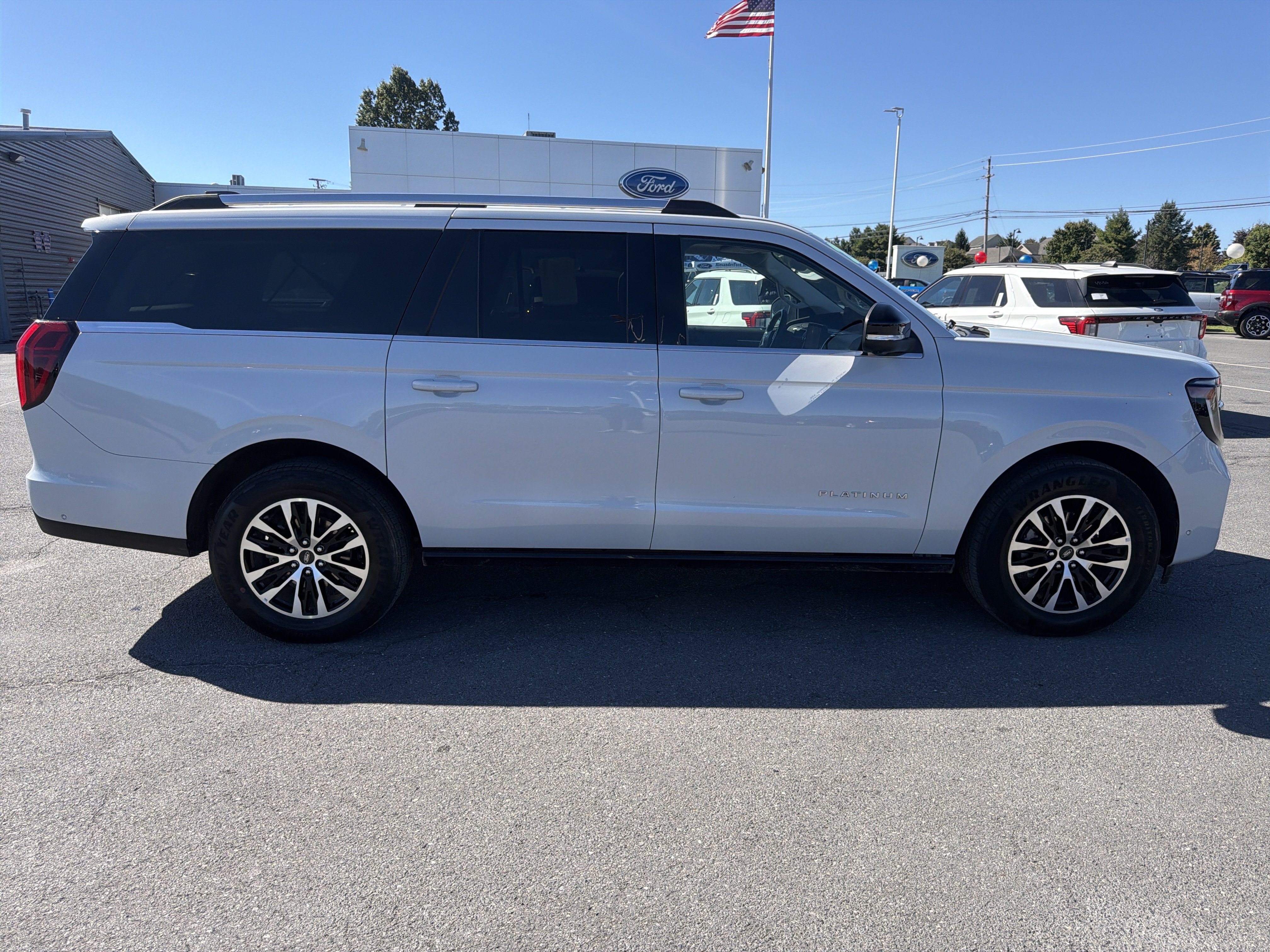 Used 2025 Ford Expedition Max Platinum AWD/4WD image 2