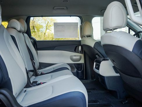 New 2026 Kia Carnival EX image 13