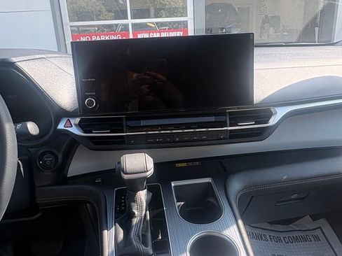 Used 2025 Toyota Sienna XLE w/ XLE Plus Package FWD image 24