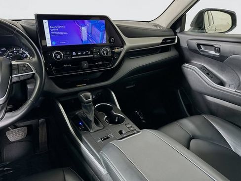 Used 2023 Toyota Highlander XLE FWD image 25