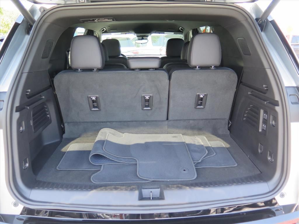Used 2025 Chevrolet Traverse High Country FWD image 25