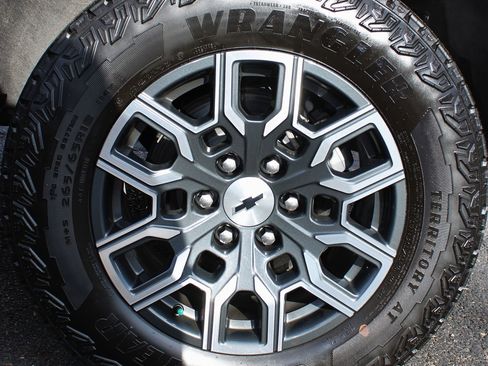 Used 2024 Chevrolet Colorado Z71 w/ Z71 Convenience Package 2 image 11