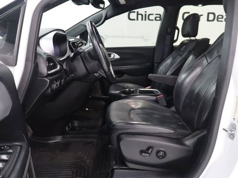 Used 2018 Chrysler Pacifica Touring-L Plus w/ Advanced Safetytec Group FWD image 11