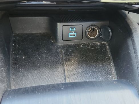 Used 2022 Ford Escape SE w/ SE Sport Appearance Package image 26