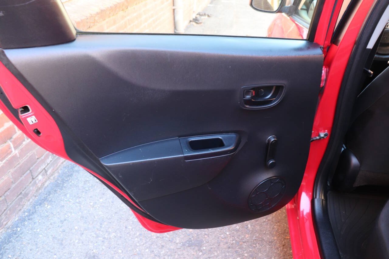 Used 2014 Toyota Yaris L FWD image 33