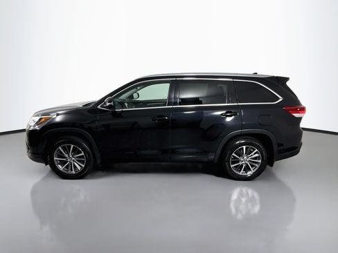 Used 2017 Toyota Highlander XLE AWD/4WD image 4