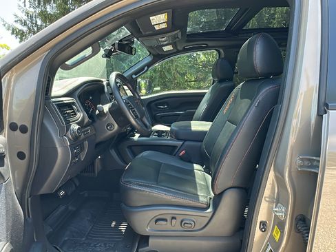 Used 2023 Nissan Titan PRO-4X w/ Pro-4x Convenience Package AWD/4WD image 14
