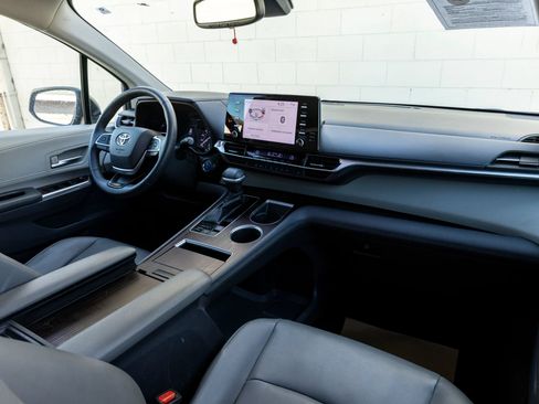 Used 2021 Toyota Sienna XLE FWD image 21