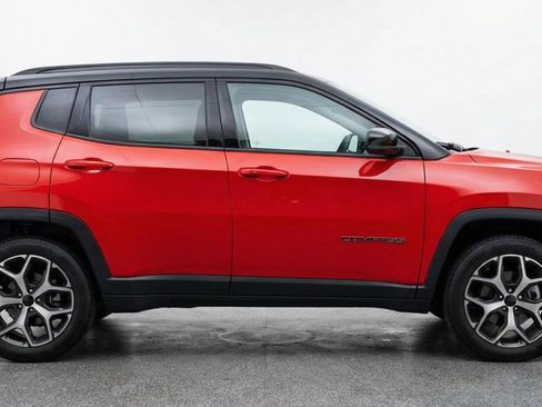 Used 2025 Jeep Compass Limited image 5