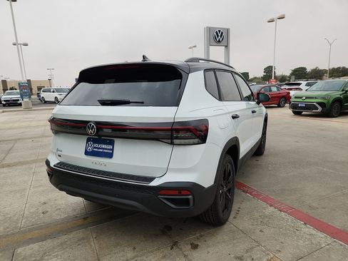 New 2026 Volkswagen Taos SE image 7