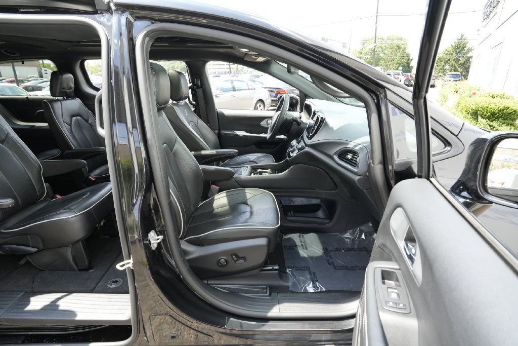 Used 2025 Chrysler Pacifica Limited FWD image 31