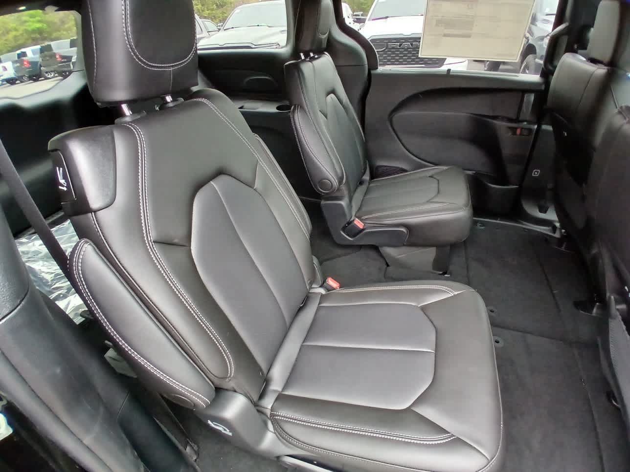 New 2027 Chrysler Pacifica Select FWD image 17