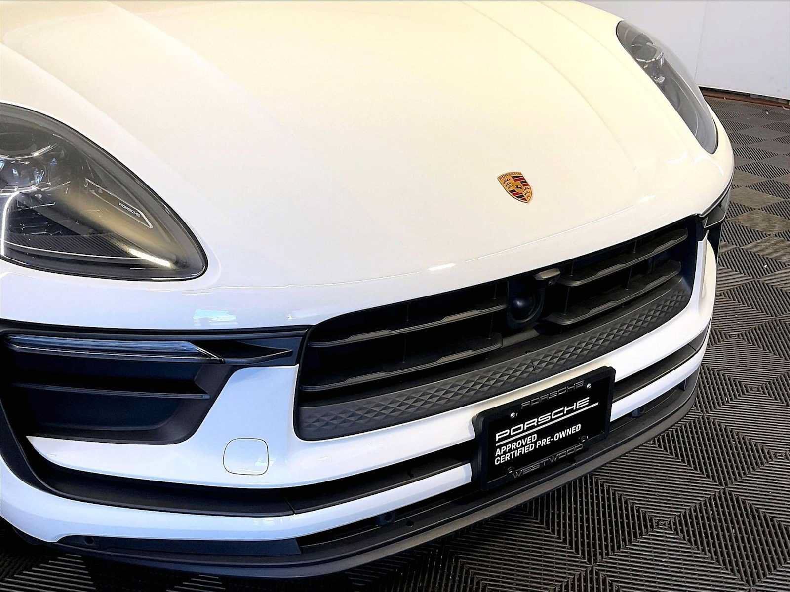 Certified 2023 Porsche Macan AWD/4WD image 34