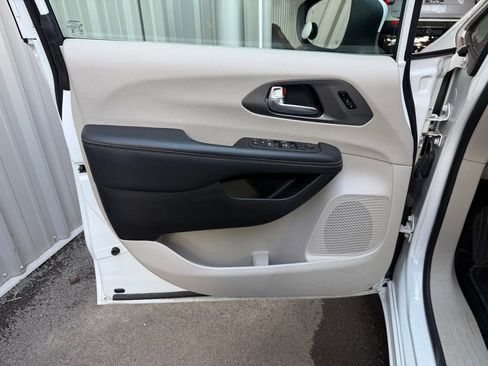 Used 2023 Chrysler Pacifica Touring-L image 6