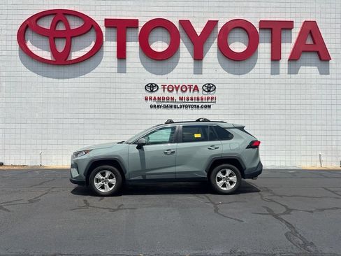 Used 2019 Toyota RAV4 XLE w/ Convenience Package FWD image 4