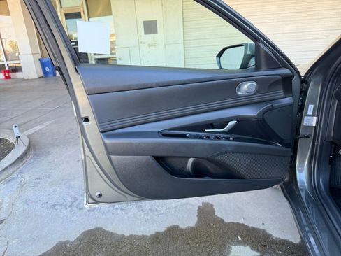 Used 2025 Hyundai Elantra SEL image 18