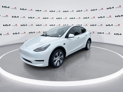Used 2024 Tesla Model Y Long Range RWD image 4