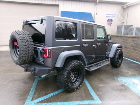 Used 2017 Jeep Wrangler Unlimited Rubicon w/ Connectivity Group image 4