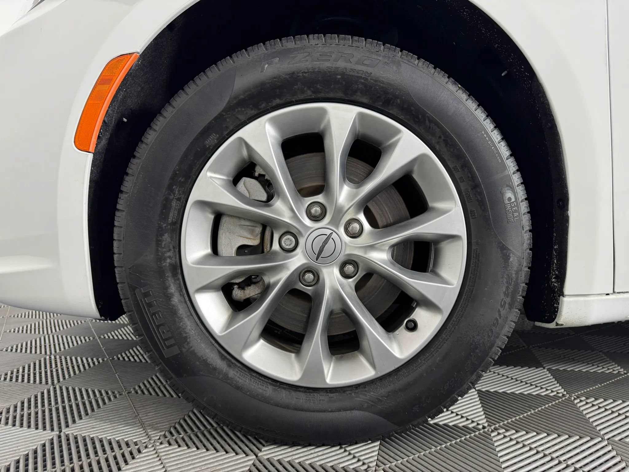 Used 2024 Chrysler Pacifica Touring-L AWD/4WD image 44