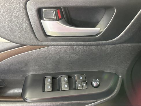 Used 2018 Toyota Highlander XLE image 34