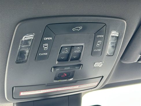 Used 2022 Toyota Sienna XSE image 19