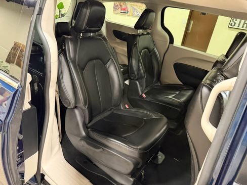 Used 2023 Chrysler Pacifica Touring-L FWD image 32