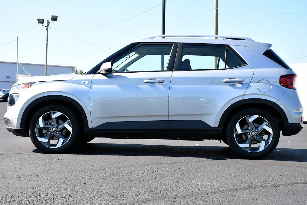 Used 2022 Hyundai Venue SEL FWD image 4