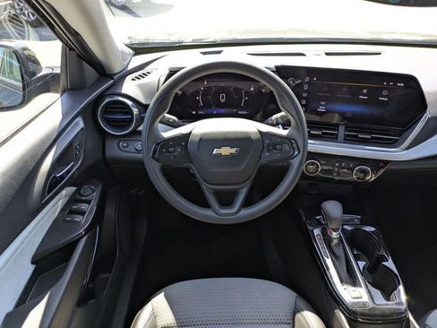 Used 2025 Chevrolet Trax LT FWD image 28
