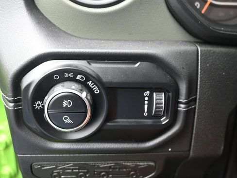 Used 2025 Jeep Gladiator Mojave AWD/4WD image 15