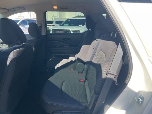 Used 2024 Nissan Pathfinder SV image 6