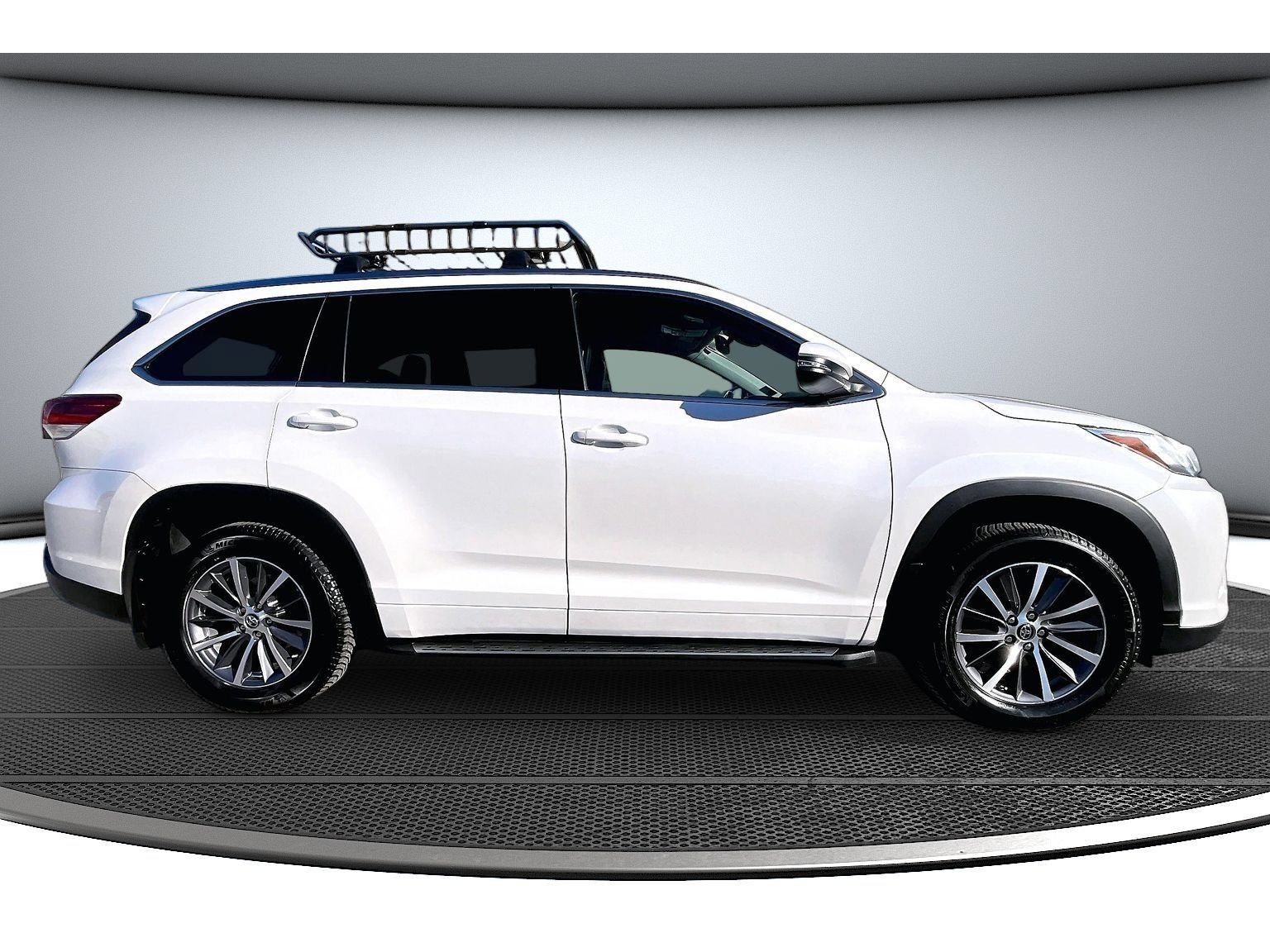 Used 2017 Toyota Highlander XLE w/ Carpet Mat Package AWD/4WD image 15