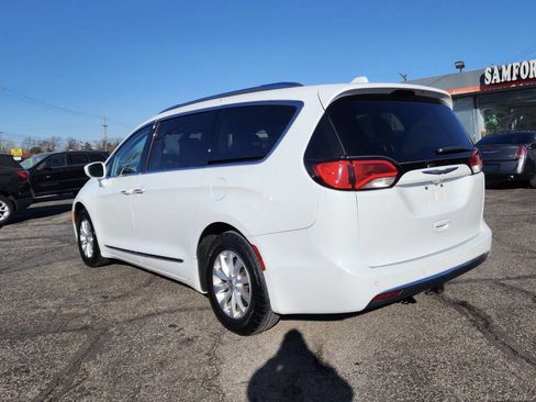 Used 2018 Chrysler Pacifica Touring-L image 4