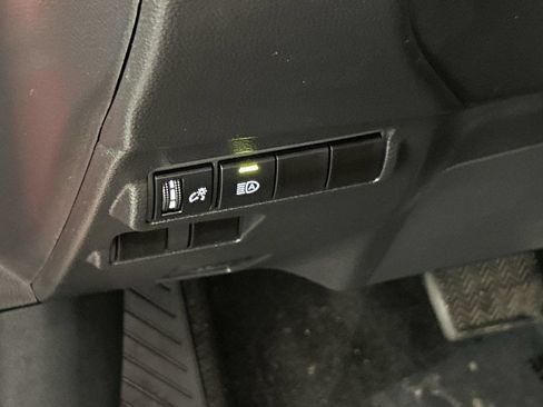 Used 2025 Toyota Corolla Cross XLE FWD image 12