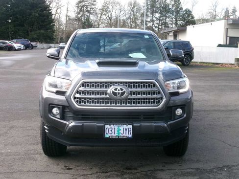 Used 2017 Toyota Tacoma TRD Sport w/ Premium & Technology Package image 8