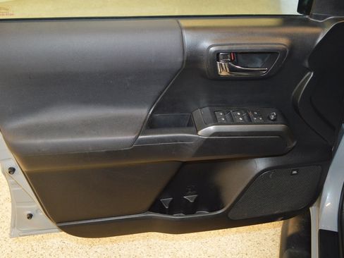 Used 2019 Toyota Tacoma TRD Sport image 14